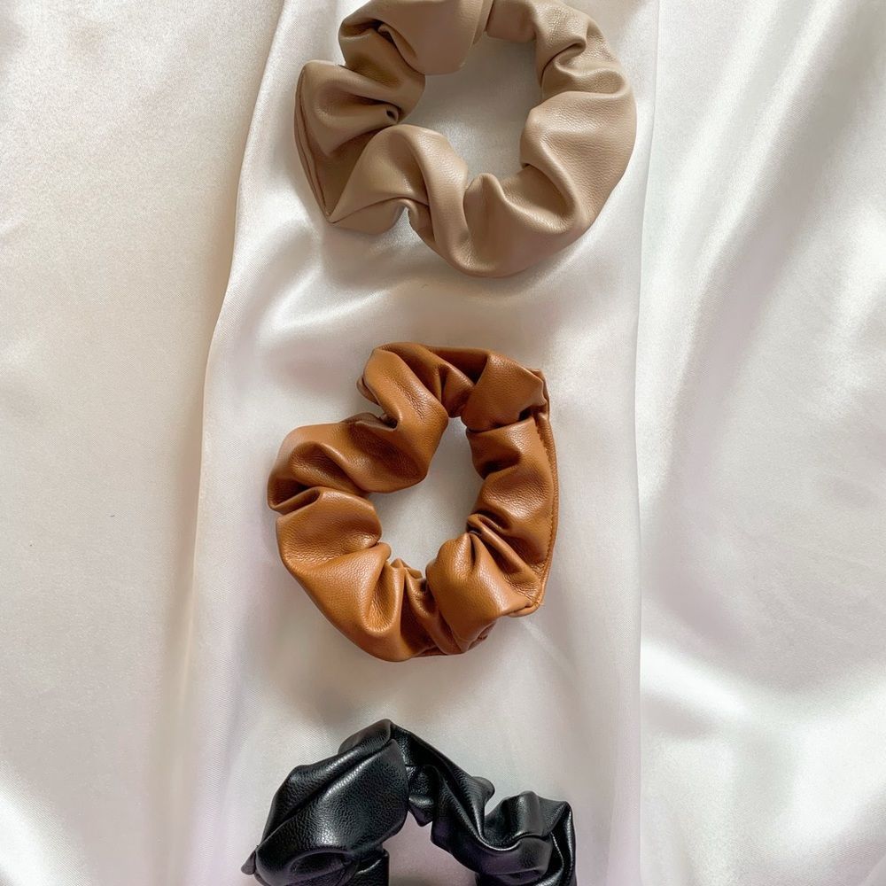 ARIELLE - Oversized Faux Leather Scrunchie